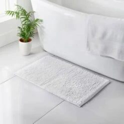 B&M Signature Microfibre Noodle Bath Mat - White